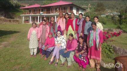 जोशियाड़ा: भारतीय फ़िल्म अभिनेत्री सारा अली खान ने समुद्रतल से करीब 11 हजार फीट की ऊंचाई पर बसे दयारा बुग्याल का किया दीदार