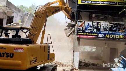ఖైరతాబాద్: జూబ్లీహిల్స్ పెద్దమ్మ గుడి వద్ద హైడ్రా కూల్చివేతలు