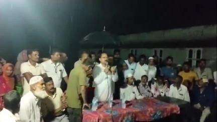 বালিজানা: ৰাক্ষসিনীত উচ্ছেদৰ জাননী দিয়া আতংকিত ৰাইজৰ মাজত সভা অনুষ্ঠিত কৰে বিধায়ক একে ৰছিদ আলমে