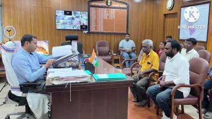 आदित्यपुर गम्हरिया: समाहरणालय में साप्ताहिक जनता मिलन कार्यक्रम, जिले के विभिन्न क्षेत्रों से पहुंचे दर्जनों लोग