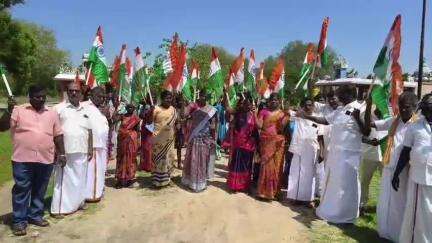 மதுராந்தகம்: மதூர் ஊராட்சியில் பாஜக சார்பில்
மூவர்ண கொடி ஏந்தி வெற்றி ஊர்வலம்