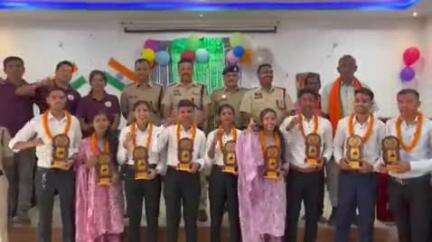 कवर्धा: स्वामी विवेकानंद अकादमी के 13 छात्रों का वन रक्षक भर्ती में हुआ चयन, एसपी ने किया सम्मानित