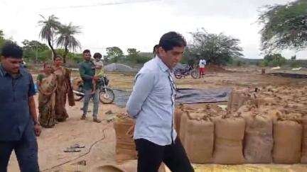 కోరుట్ల: మోహన్ రావు పేట గ్రామంలో వరి ధాన్యం కొనుగోలు కేంద్రాన్ని సందర్శించిన ఎమ్మెల్యే డాక్టర్ సంజయ్