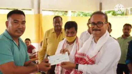 নগাঁও: ভৰাগুৰি গাঁও পঞ্চায়তত "অসম দৰ্শন আঁচনি" ৰ অধীনত নামঘৰৰ সমিতি সমূহক চেক প্ৰদান কৰে বিধায়ক জিতু গোস্বামীয়ে