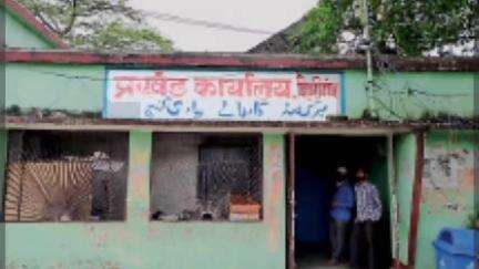 बिहारीगंज: इलेक्ट्रॉनिक मैकेनिक शशि शर्मा के निधन पर राजद नेता मनोज यादव ने की आर्थिक मदद