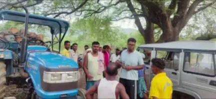 पटमदा: दलमा के जंगल से शाल वृक्षों की तस्करी, ग्रामीणों ने लकड़ियों से भरा ट्रैक्टर वन विभाग को सौंपा