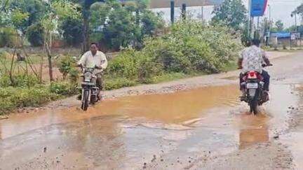 पखांजूर: पखांजूर से संगम जाने वाली मुख्य सड़क बारिश होते ही टापू में हुआ तब्दील, सड़क पर आये दिन होते हैं दुर्घटना#jansamasya