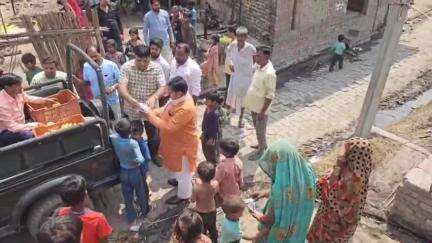 सहसवान: दहगवाँ ब्लॉक के सोनबुढ़ी गाँव में समाजसेवी ने अग्निकांड के पीड़ित परिवारों को भोजन व फल वितरित किए