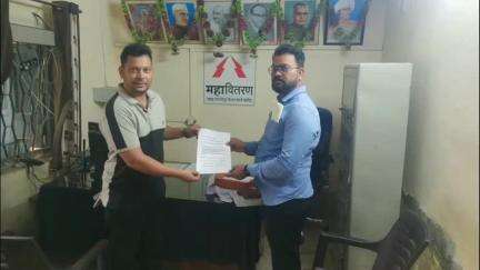 दिग्रस: वारंवार वीजपुरवठा खंडित करणे त्वरित थांबवा, आरटीआय जिल्हाध्यक्ष मो.शहेबाज याचे विद्युत अभियंताला निवेदन