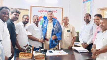 కోరుట్ల: ఇబ్రహీంపట్నం ఎస్ఐ ది అనిల్ లో మెట్పల్లి ఆర్యవైశ్య సంఘం సభ్యులు ఘనంగా సల్వా తో సత్కరించారు