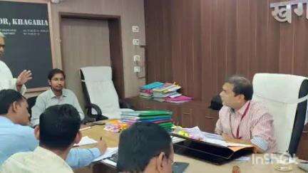 खगड़िया: कलेक्ट्रेट स्थित कार्यालय कक्ष में डीएम अमित कुमार पांडेय ने जनता दरबार में की सुनवाई