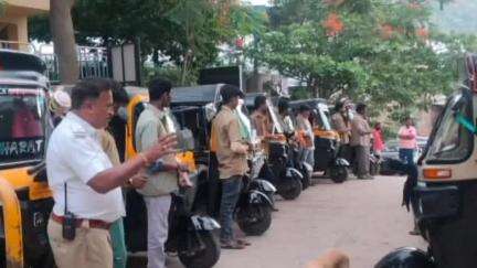 ಚಿತ್ರದುರ್ಗ: ನಗರದಲ್ಲಿಂದು ಸಂಚಾರಿ ಪೊಲೀಸರ ವತಿಯಿಂದ ಆಟೋ ಗಳಿಗೆ ದಂಡ ವಿಧಿಸುವ ಮೂಲಕ ಅರಿವು