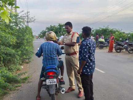 ద్విచక్ర వాహనదారులు హెల్మెట్ ధారణ పై అవగాహన కల్పించిన గంపలగూడెం ఎస్సై శ్రీనివాస్