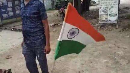 ধুবুৰী ভাগ: মহিলা সকলৰ সুৰক্ষাৰ দাবীত গৌৰীপুৰত দুজনী কণমানি লৈ খোজকাঢ়ি ভাৰত যাত্ৰা