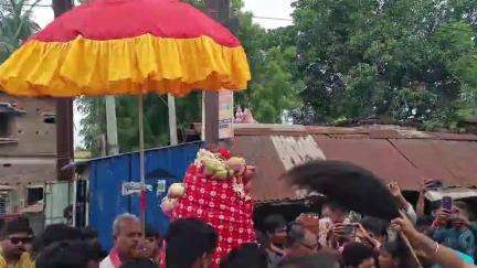 সিউড়ি ১: প্রত্যেক বছরের মতো এবছরও নিয়ম রীতি মেনে কড়িধ্যা গ্রাম থেকে মা মনসা কে আনা হলো লম্বদরপুর গ্রামে