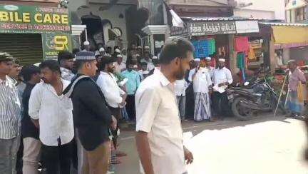 சிவகங்கை: பாலஸ்தீன மக்கள் மீது நடைபெறும் இன அழிப்பை கண்டித்து தமுமுக சார்பில்
நேரு பஜார் பகுதியில் கண்டன ஆர்ப்பாட்டம்