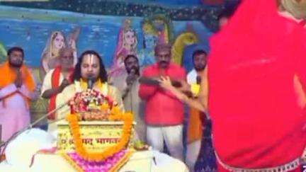 सहजनवा: डेलुआडिह में श्रीमद्भागवत कथा का 5वां दिन: कथावाचक बोले- माता-पिता की सेवा से मिलता है तीर्थ