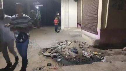 रफीगंज: रफीगंज शहर के ललिता सिनेमा हॉल के समीप नाली के ढक्कन टूटने के कारण लोगों को हो रही है समस्या  #jansamasya