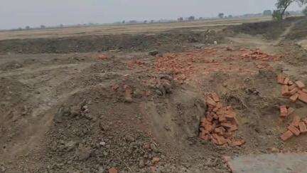 लघु सिंचाई विभाग द्वारा चेनहरूआ मौजा में आहर खुदाई में खेतीहर ग्रामीण लोग के बात की अनदेखी कार्य से ग्रामीण नराज