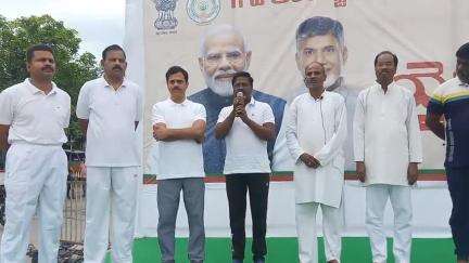 యోగాంధ్ర మాస ఉత్సవాలులోభాగంగా యోగ గాంధీ సర్కిల్ వద్ద నిర్వహించిన అధికారులు