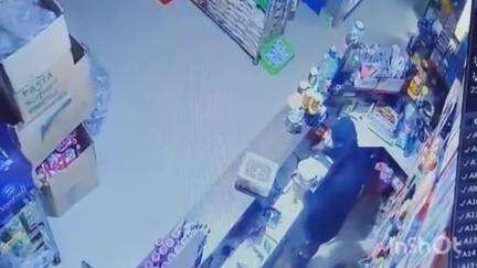 জগৎবল্লভপুর: আবারো হাওড়া জগৎবল্লভপুরে দোকানের জানালা কেটে লক্ষাধিক টাকা চুরি তদন্তে পুলিশ