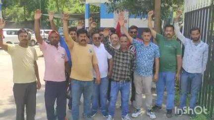 बागेश्वर: सवारी ढो रहे प्राइवेट वाहनों पर रोक लगाने की मांग, लोकल बुकिंग के लिए टैक्सी चालकों को छूट देने की मांग