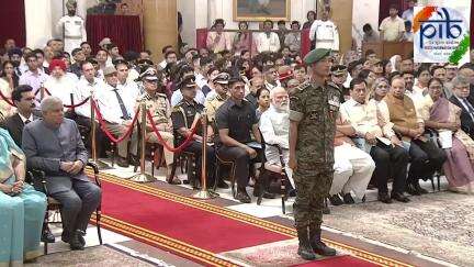 राष्ट्रपति द्रौपदी मुर्मु ने भारतीय वायु सेना के विंग कमांडर वर्नन डेसमंड कीन को शौर्य चक्र प्रदान किया