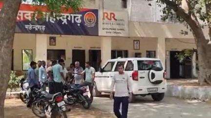महेंद्रगढ़: गांव खेड़की में स्कूल बस में छात्र से मारपीट, दूसरे छात्र के पिता ने जान से मारने की धमकी दी