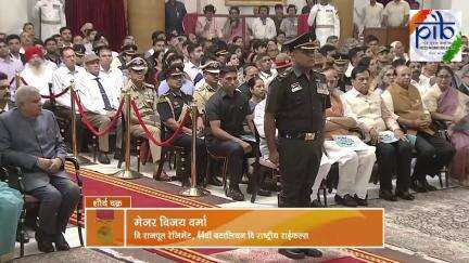 राष्ट्रपति द्रौपदी मुर्मु ने राजपूत रेजिमेंट की 44वीं बटालियन के मेजर विजय वर्मा को शौर्य चक्र प्रदान किया