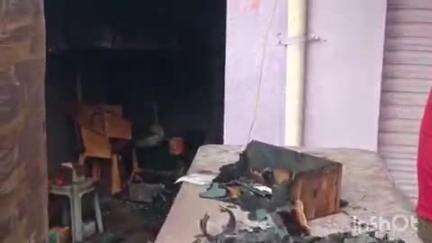 सेपउ: ऑटो बस स्टैंड के पास मोबाइल की दुकान में शॉर्ट सर्किट से लगी आग, लाखों रुपए का हुआ नुकसान