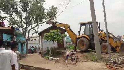 রামপুরহাট ১: রামপুরহাট পৌরসভার ১ নম্বর ও ১৪ নম্বর ওয়ার্ড এলাকায় রেলের জমিতে অবৈধভাবে বসবাসকারীদের উচ্ছেদ অভিযান শুরু করলো রেল