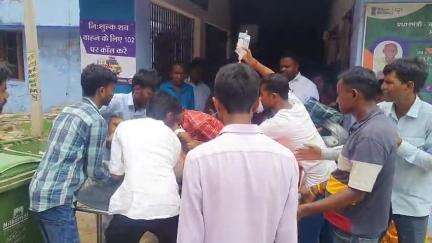 कुटुंबा: हरिहरगंज बाजार में अज्ञात वाहन की टक्कर से भेड़िया गांव का युवक घायल, वह किराना दुकान का सामान खरीदने गया था
