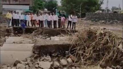 कन्नड: पुला अभावी जिवघेणा प्रवास ; सारोळा येथे तात्पुरता पूल पुन्हा गेला वाहून, ग्रामस्थांचे हाल कधी संपणार? #jansamasya