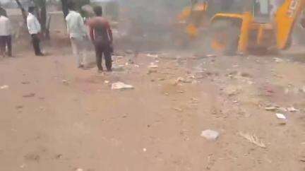 लटेरी: लटेरी के सुनखेर में दुष्कर्म के सहयोगी आरोपी के अतिक्रमण पर प्रशासन की कार्रवाई