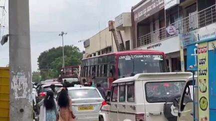 ಇಳಕಲ್‌: ನಗರದ ಕಂಠಿ ಸರ್ಕಲ್‌ದ ರಸ್ತೆಯಲ್ಲಿಯೇ ಅಡ್ಡಾ ದಿಡ್ಡಿ ವಾಹನ ಪಾರ್ಕಿಂಗ್, ಸಂಚಾರಕ್ಕೆ ತೊಂದರೆ #localissue