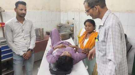 धनौरा: गजरौला में चलती ट्रेन से कूदी महिला की हालत गंभीर, डॉक्टर ने किया रेफर