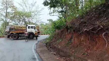 कवर्धा: नागमोड़ी घाट में तेज रफ्तार ट्रेलर वाहन मोड़ते समय ट्राली से चिपकने से बड़ा हादसा टला, गाड़ियों की लगी जाम