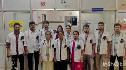 కరీంనగర్: తమకు రావాల్సిన స్టై ఫండ్ రిలీజ్ చేయాలని జిల్లాలోని అన్ని మెడికల్ కాలేజీ ల ముందు వైద్య విద్యార్థులు నల్లబ్యాడ్జీలతో నిరసన