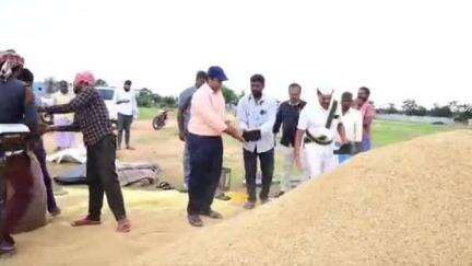 మెదక్: అకాల వర్షాలు వల్ల తడిచిన ధాన్యాన్ని కొనుగోలు చేసేలా ప్రభుత్వం తరఫున అన్ని చర్యలు తీసుకుంటున్నాము : కలెక్టర్ రాహుల్