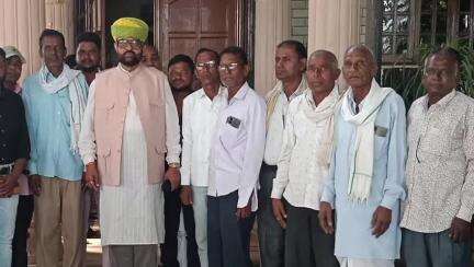 आनंदपुरी: नाहरपुरा में पूर्व मंत्री मालवीया के घर पहुंचे मुंदरी के ग्रामीण, अनेक विषयों पर की चर्चा