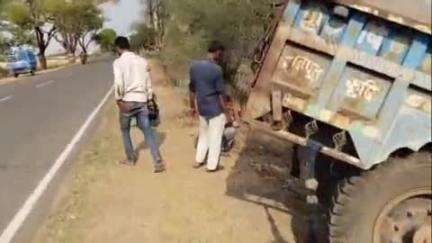 महरौनी: ग्राम खिंतवास के पास बिजली के खंभे और ट्रांसफार्मर लेकर जा रहा ट्रैक्टर अनियंत्रित होकर सड़क किनारे पलटा, टला बड़ा हादसा