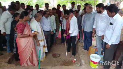 వర్ధన్నపేట: వర్ధన్నపేట మున్సిపల్ పట్టణంలో నూతనంగా నిర్మించనున్న కళాశాల భవనానికి ఎమ్మెల్యే శంకుస్థాపన చేశారు