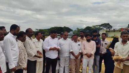 నిర్మల్: నర్సాపూర్  మండల కేంద్రంలోని ధాన్యాన్ని ప్రభుత్వం కొనుగోలు చేయాలి ఎమ్మెల్యే మహేశ్వర్ రెడ్డి