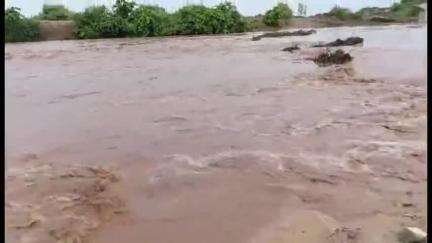 అసిఫాబాద్: వరద ప్రవాహానికి కొట్టుకుపోయిన నందుపా తాత్కాలిక వంతెన