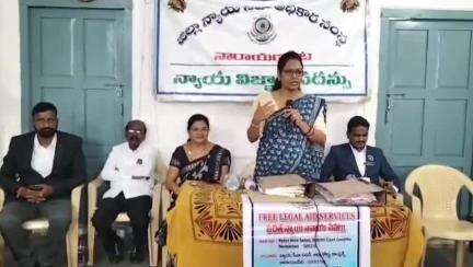నారాయణపేట్: అంబేద్కర్ భవన్ లో న్యాయ విజ్ఞాన సదస్సులో  టైలరింగ్ శిక్షణ పత్రాలను అందజేసిన సీనియర్ సివిల్ జడ్జి