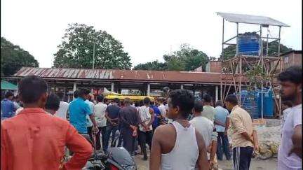 ময়নাগুড়ি: হেলাপাকড়ি বাজারে গ্রামীণ চিকিৎসকে মারধরের ঘটনায় অনির্দিষ্টকালের জন্য ধর্মঘট তুলে নিলেন ব্যবসায়ীরা