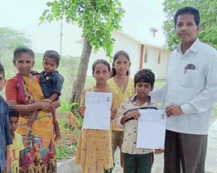 మార్కాపురం: లింగారెడ్డి ప్రభుత్వ పాఠశాలకు చెందిన ముగ్గురు విద్యార్థులకు గురుకుల పాఠశాలలో సీట్లు సాధించినట్లు తెలిపిన హెచ్ఎం మౌలాలి