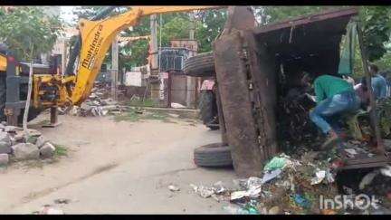 ఆదోని: ఇంద్రానగర్లో ట్రాక్టర్ బోల్తా పడి వెనుక వస్తున్న వాహనదారుడికి గాయాలు