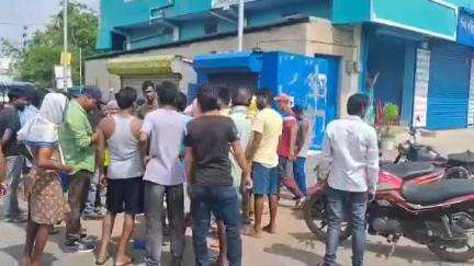 শালবনি: কেরানিচটিতে দোকানে পেট্রোল দিয়ে আগুন লাগানোর অভিযোগ, অগ্নিদগ্ধ দোকান মালিককে পাঠানো হল হাসপাতালে