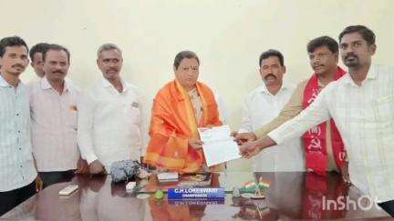 ఆదోని: ఆదోనిలో నెలకొన్న సమస్యలు పరిష్కరించాలని, మున్సిపల్ చైర్ పర్సన్ లోకేశ్వరికి వినతి అందజేసిన సిపిఎం నాయకులు